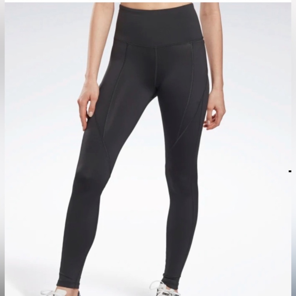 🎁Like New! Reebok Redbox Speedwick Recycled Black Workout Biker pants- Medium